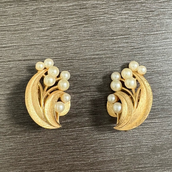 Trifari Gold Pearl Clip Earrings - Picture 1 of 4
